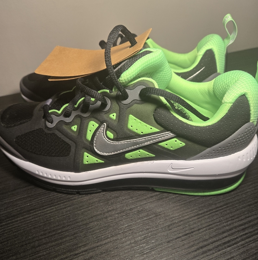 Nike Air Max Genome Black Green 7Youth/8.5 WOMENS NEW Retail $130